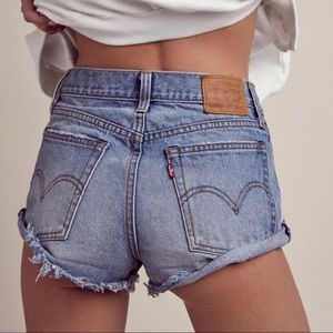 Vintage Levi Hi Rise Denim Shorts 25